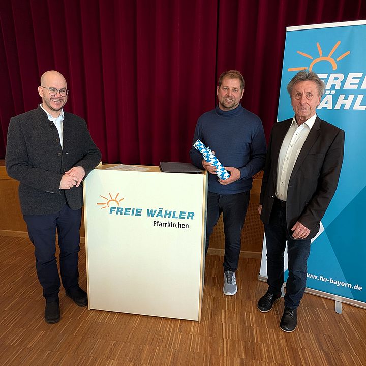 Die Versammlung leitete Thomas Dorner, FW-Chef aus Kirchdorf am Inn (Mitte), wofür Fabian Ach und Hans Hirl (rechts) dankten.